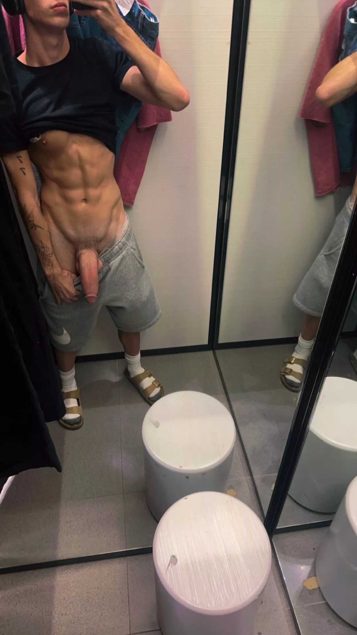 At gym and horny 🫦