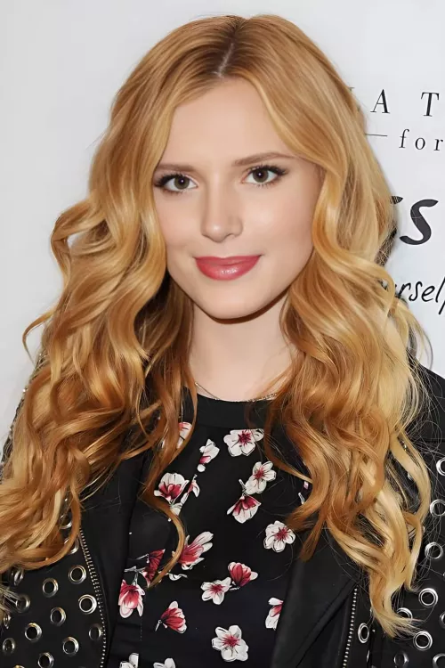 Bella Thorne looks gorgeous 