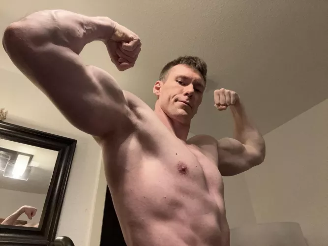 Biceps with a wide wingspan 
