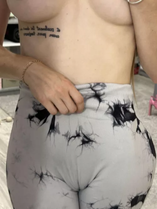 Camels foot and leggings are the perfect combination dont you think