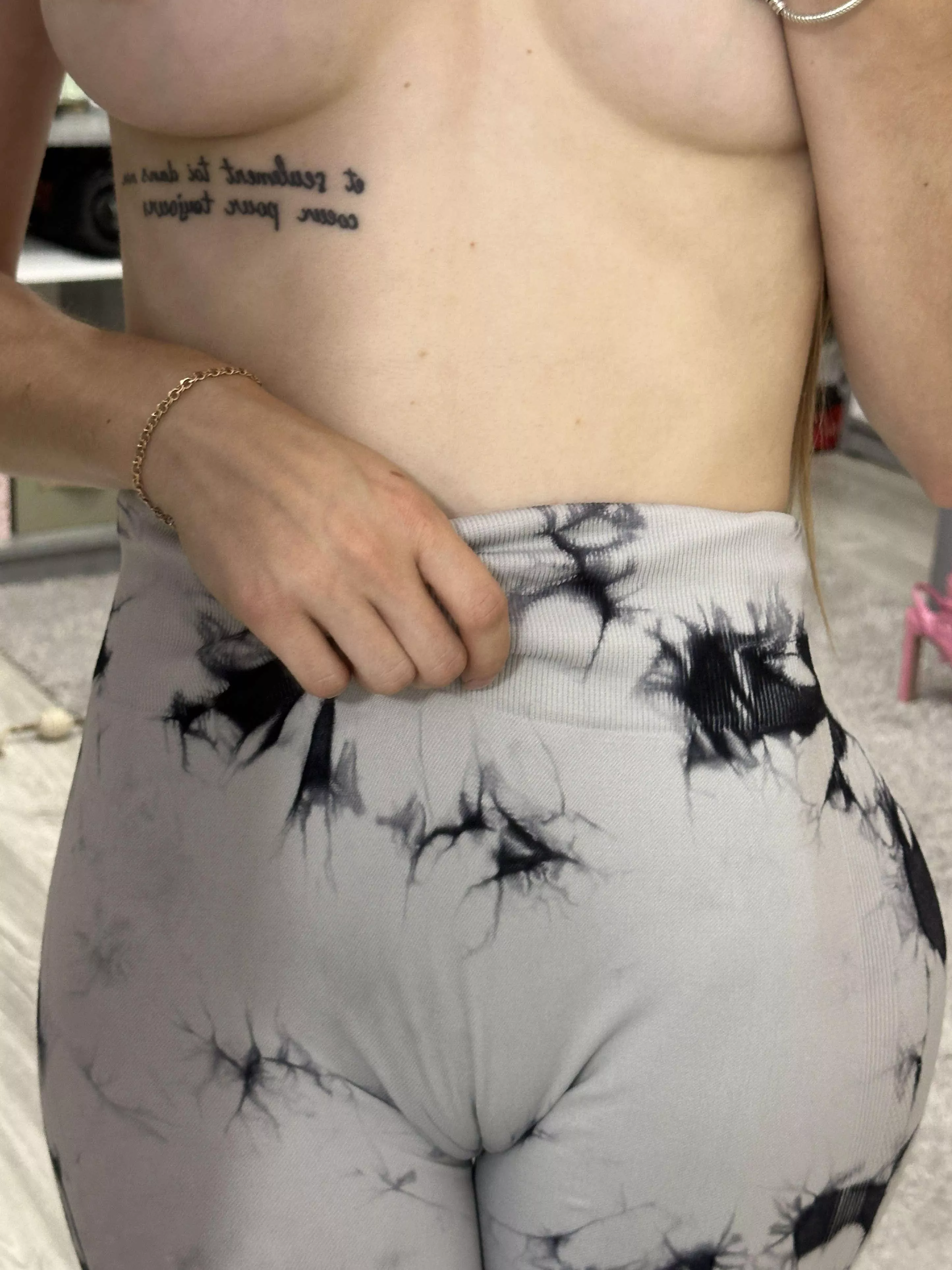 Camels foot and leggings are the perfect combination dont you think