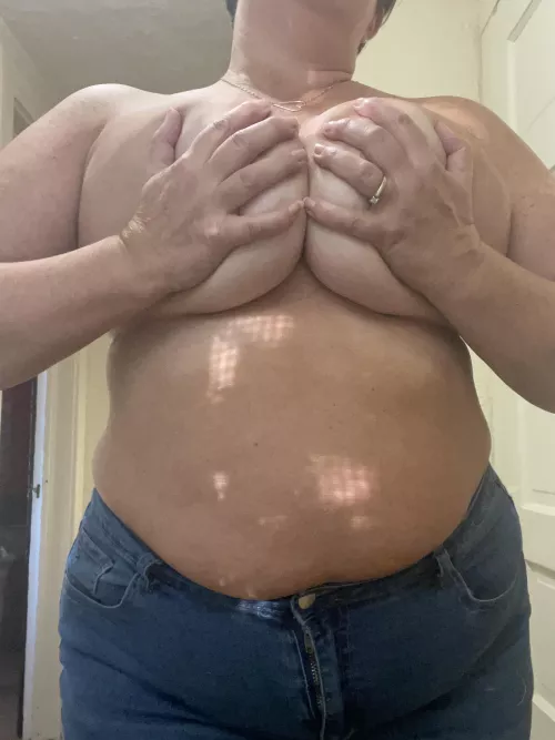 Come smother your face in my titties. 