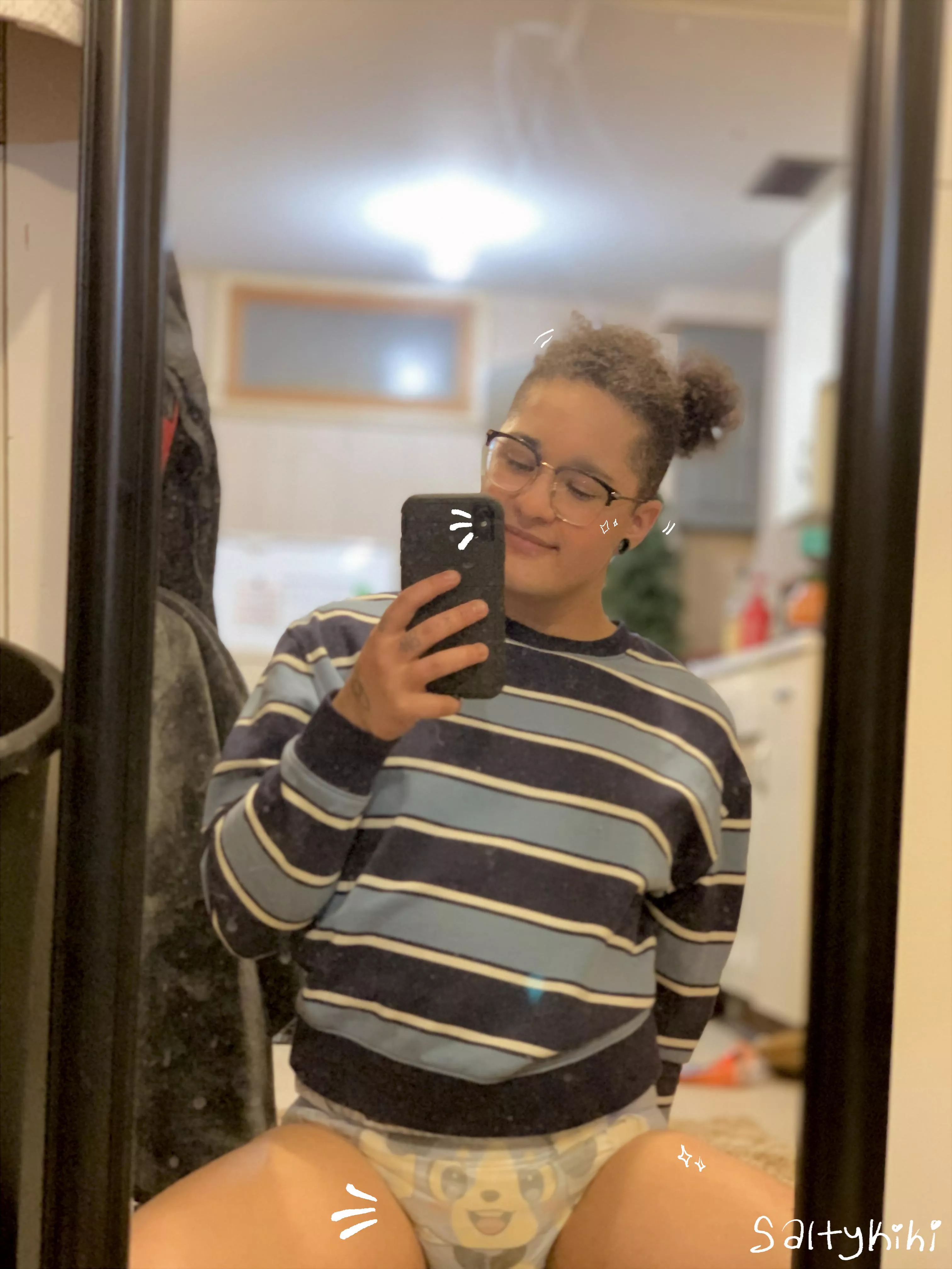 Daddy soaked my diaper for me, made me absolutely melt and blush..