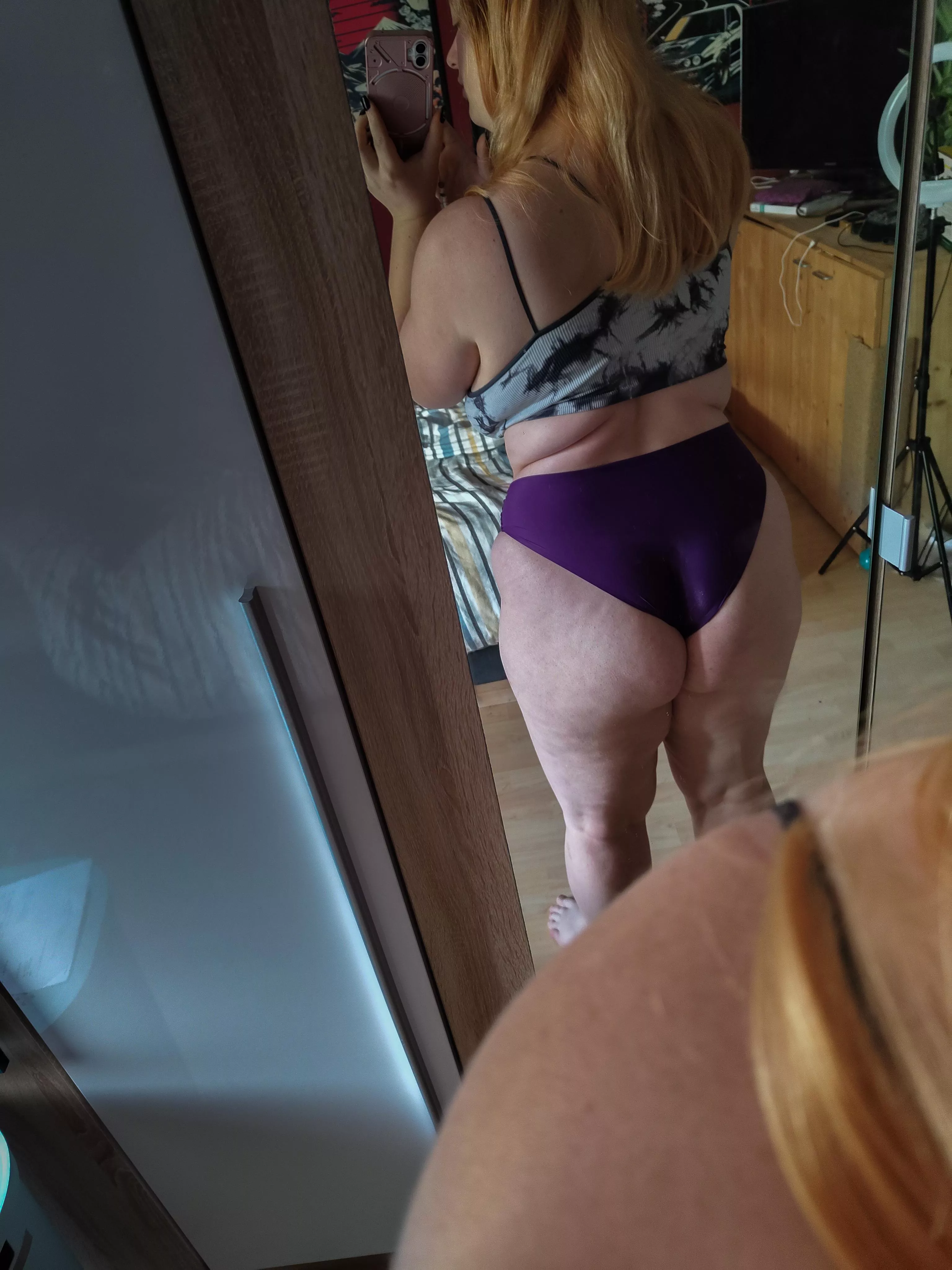 Deutsche Milf braucht ganz dringend Hlfe... Wo ist mein Held?