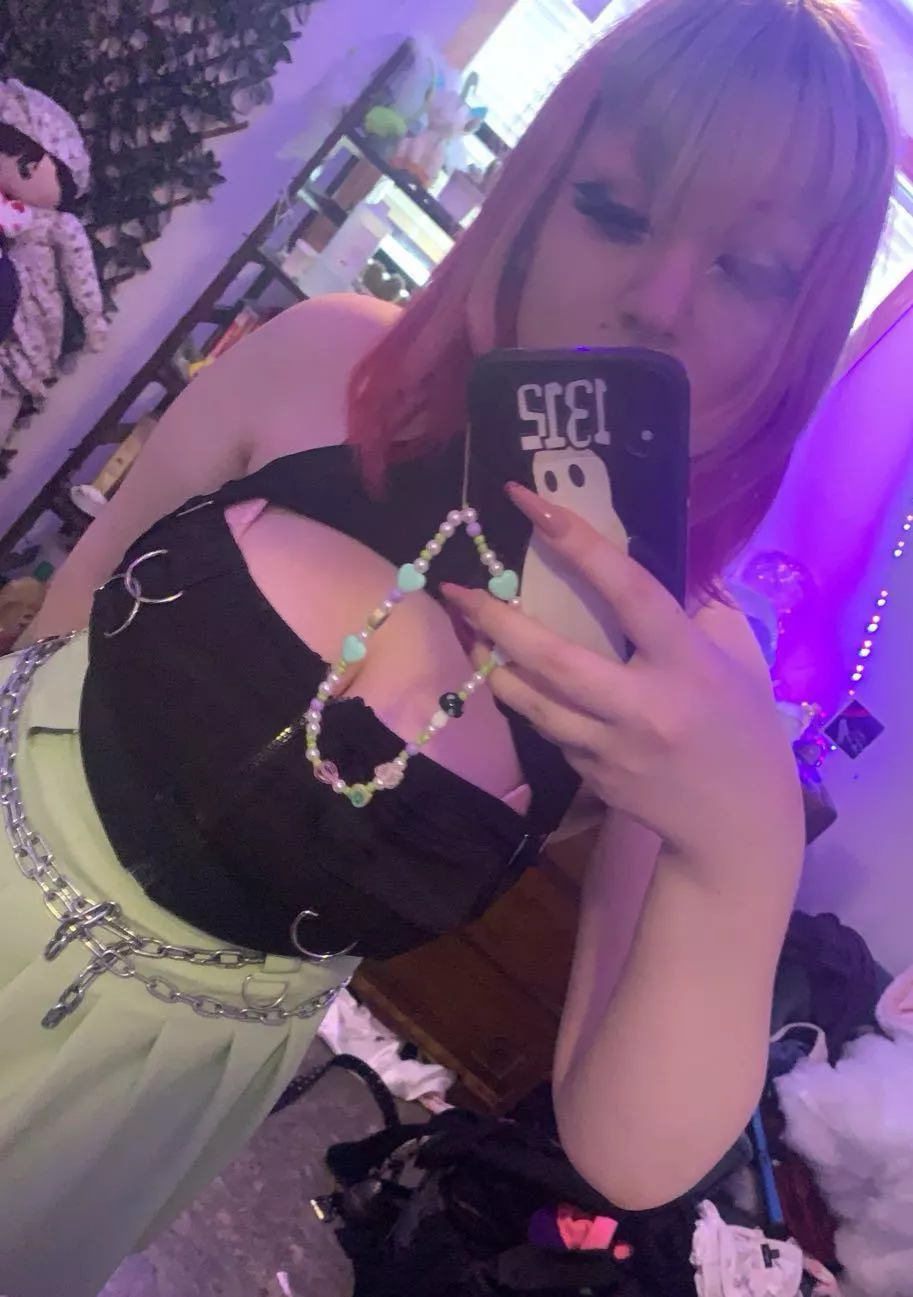 Don’t be scared of the spooky ghost on my phone ☺️☺️ [f] 