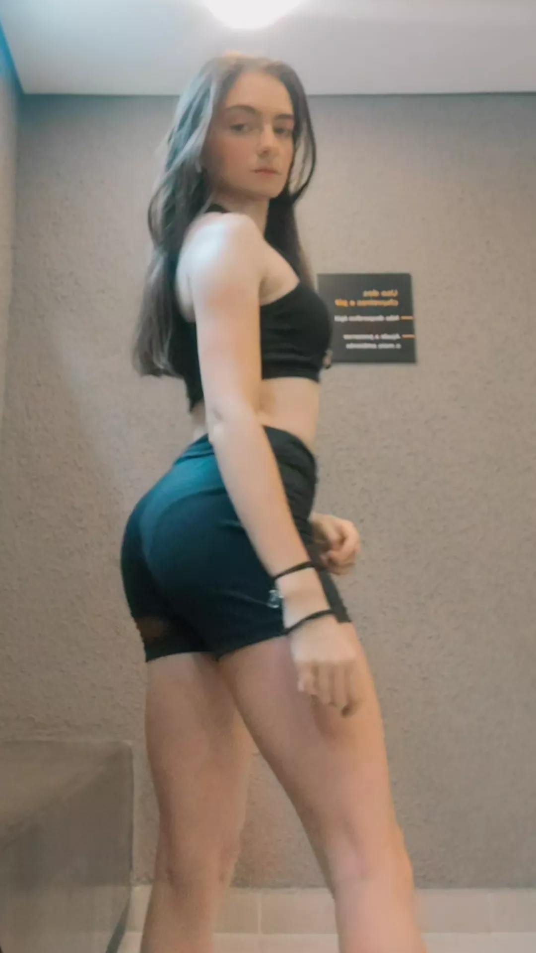 Evolving and having a good ass to beat. Evoluindo pra ter uma boa bunda pra bater 