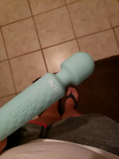 Gonna slide these shorts down and rub this vibe up and down my clit to the sweet spot and cum all over it 🩵🤭😈