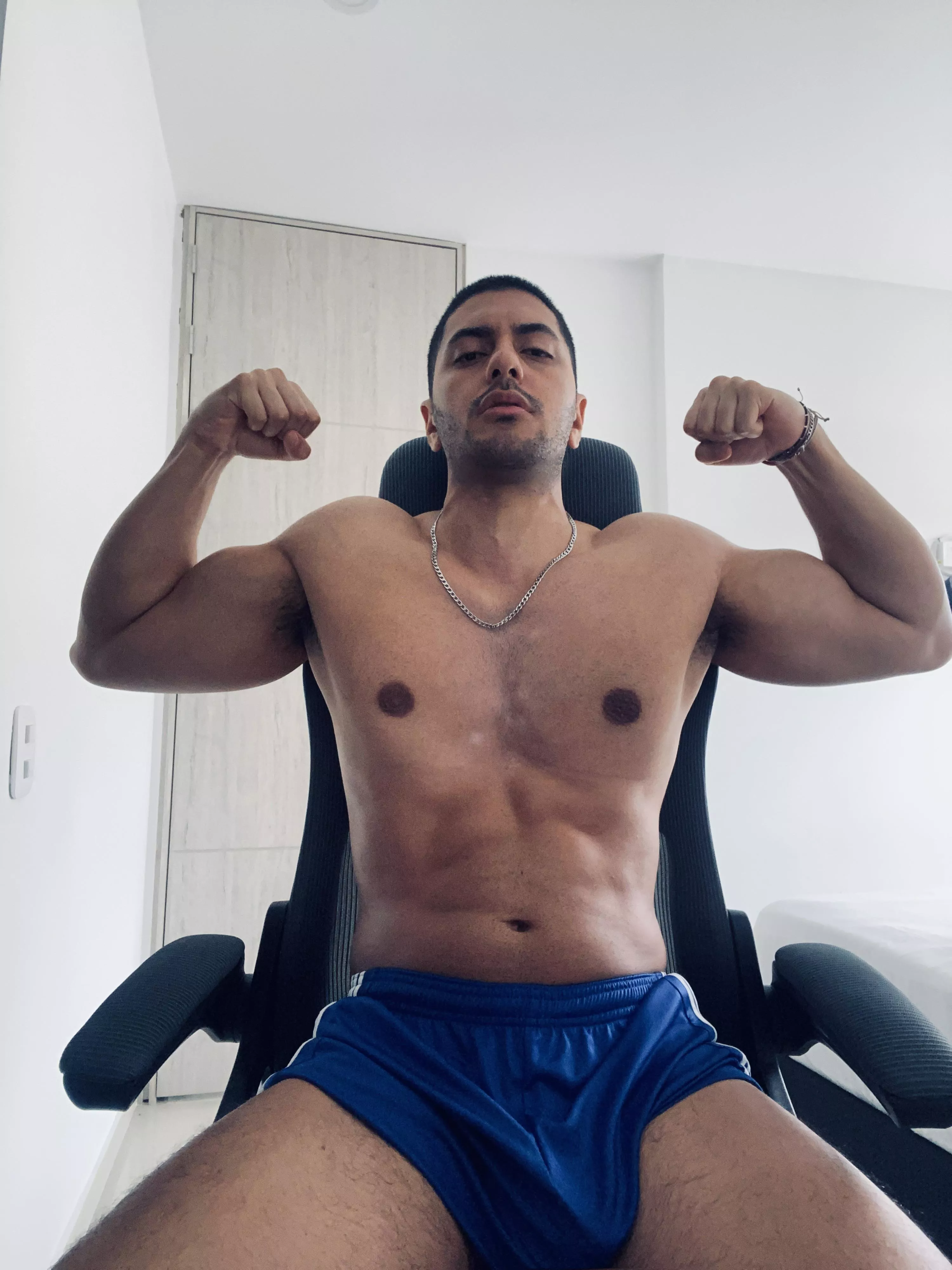 Hairy thighs 🌶️