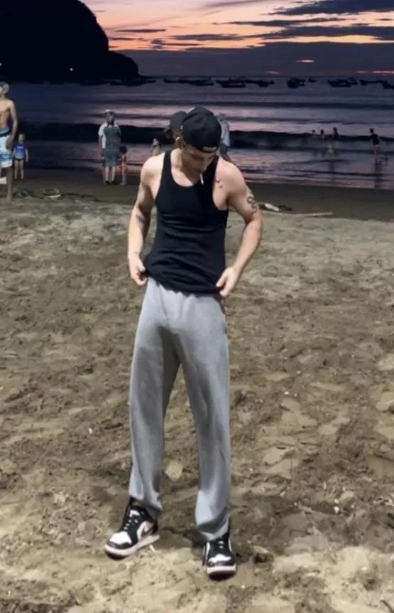 hung n willing to send anything for money 😁