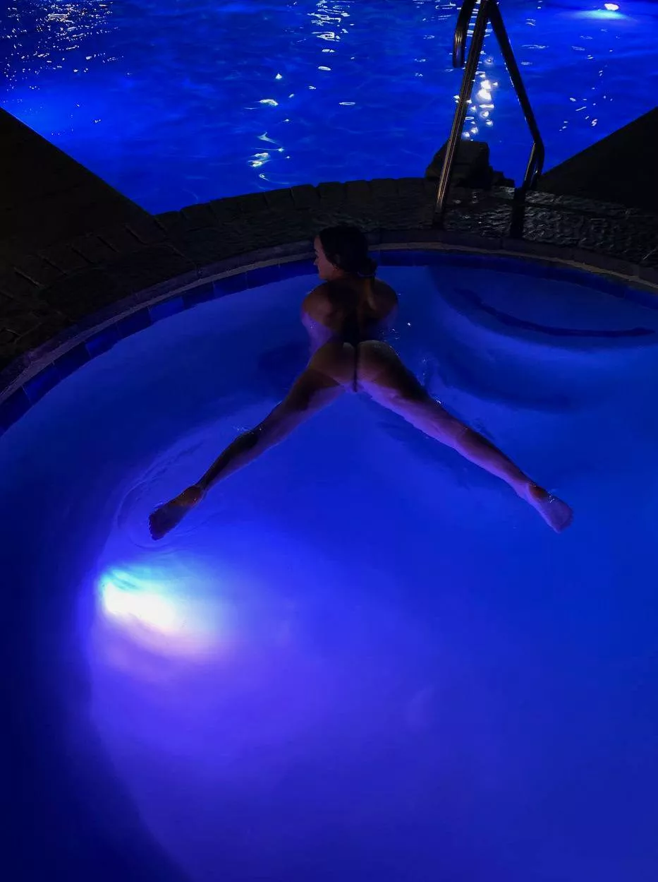 I can make things get hot and heavy in this hot tub. Just try me!