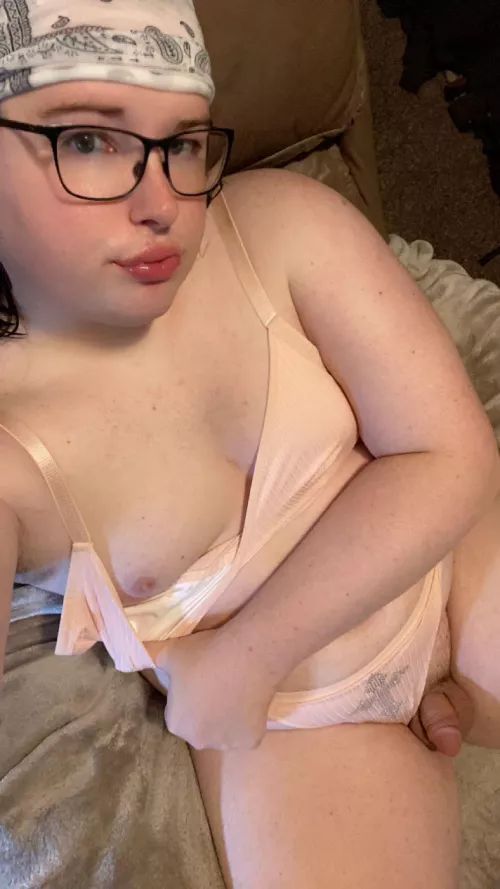 I enjoy showing my little cut cock & nuts ☺️💅🏻 featuring glossy lips and a nipple :) 