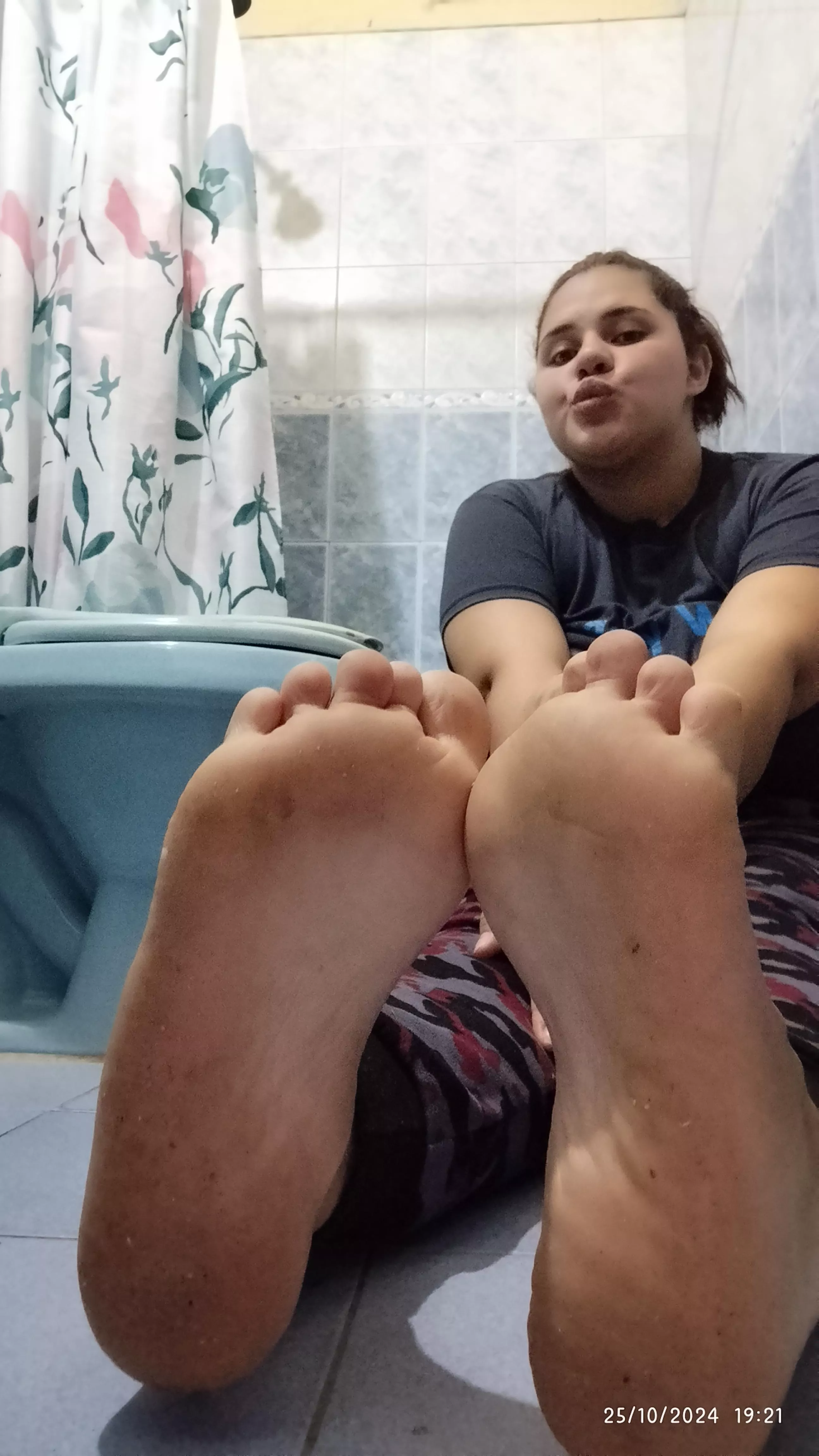 I only walked a few steps barefoot, would you like to see how my feet looked after the whole day?