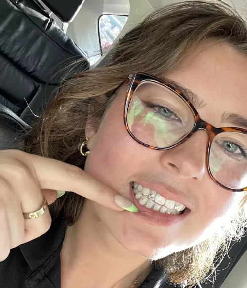 I’m getting new tooth gems tomorrow and you subs are buying. Who likes a domme with a twinkly smile? 🤭