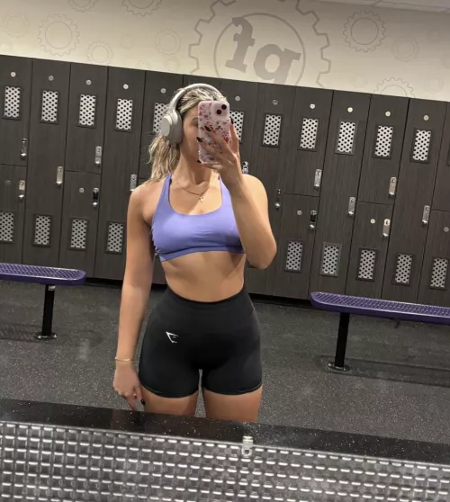 Is my small waist catching your eye at the gym