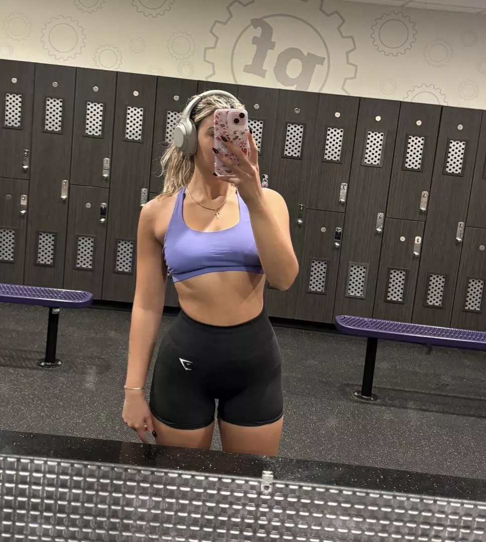 Is my small waist catching your eye at the gym