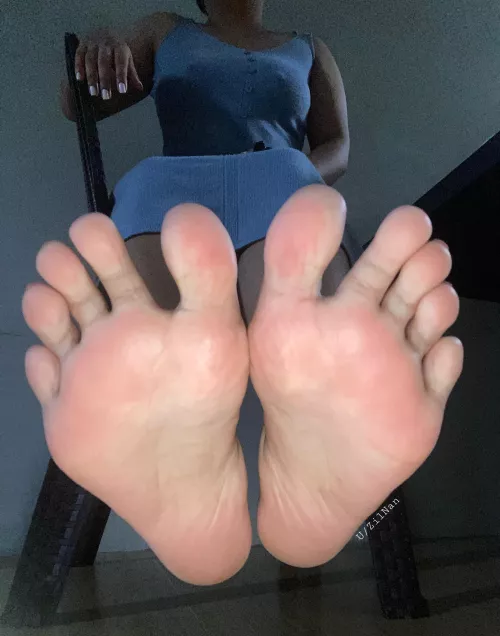 Let me rub those big ass soles closer to you 😘