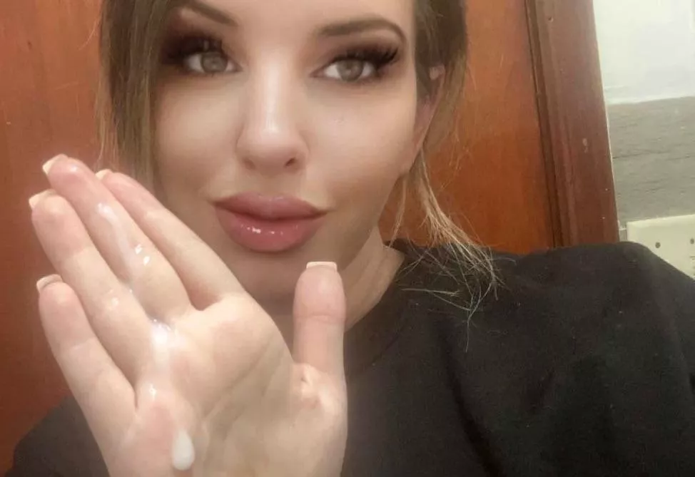 Lick that cum off in between my fingers ! 
