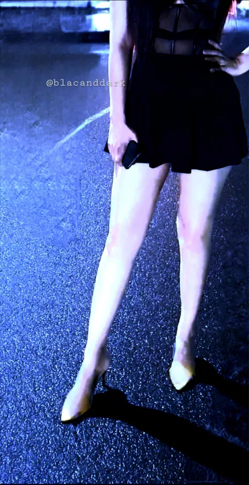 Lost my cover up..waiting on the road ..feeling awkward