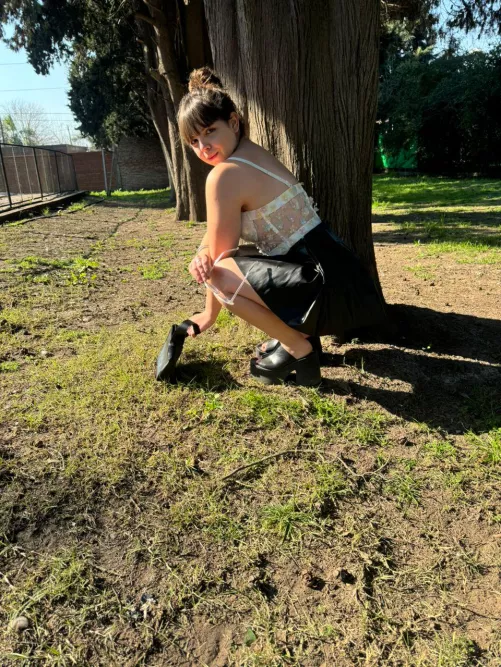 Mon sourire est innocent, mais mon regard en dit long.