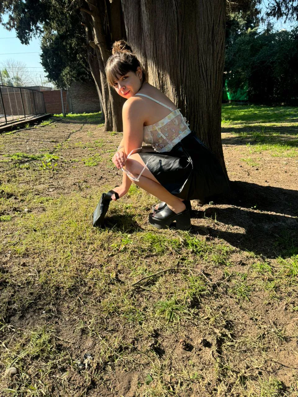 Mon sourire est innocent, mais mon regard en dit long.