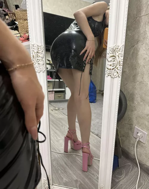 My booty looks insane in this latex