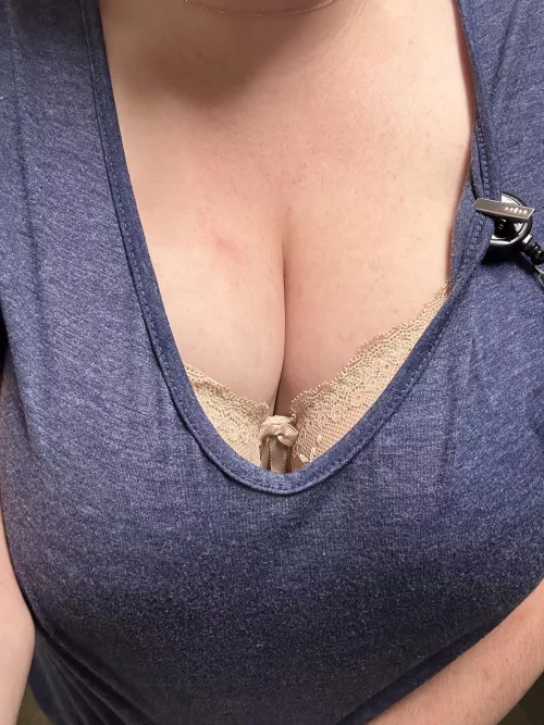 My ID badge at work keeps pulling my shirt down 🙈😛 