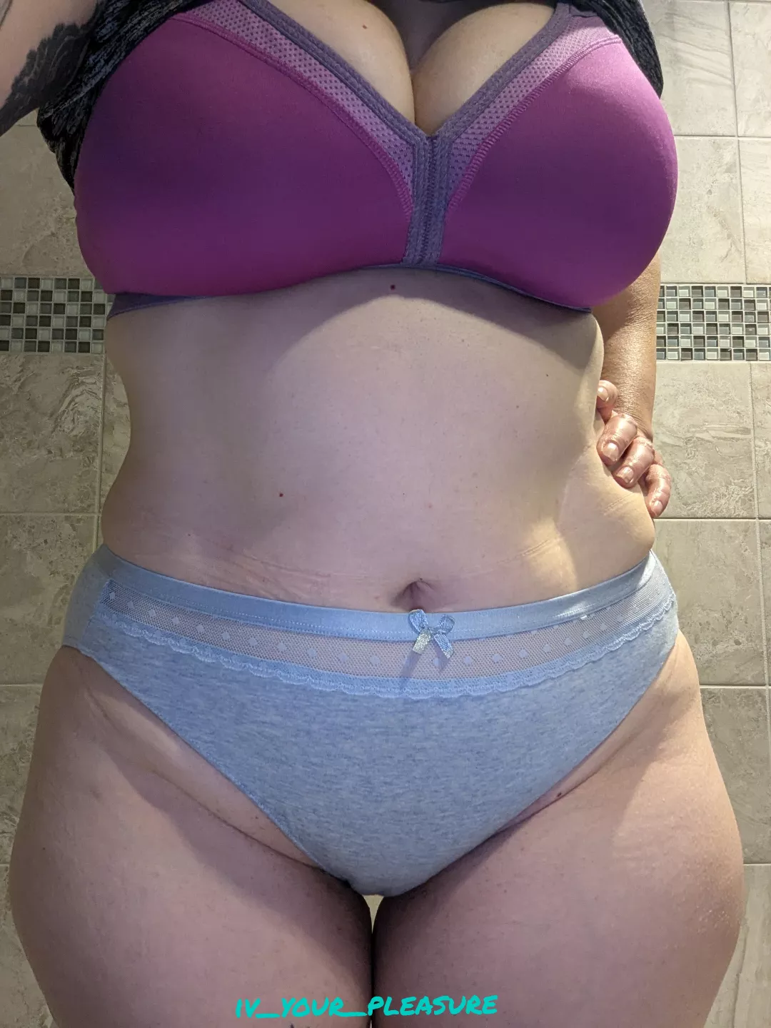 Next travel pair is underway! No shower and a sweaty gym sesh so far ;) Big cute grannies, you know you love them!