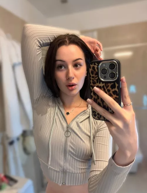 selfies in the mirror with wet armpits