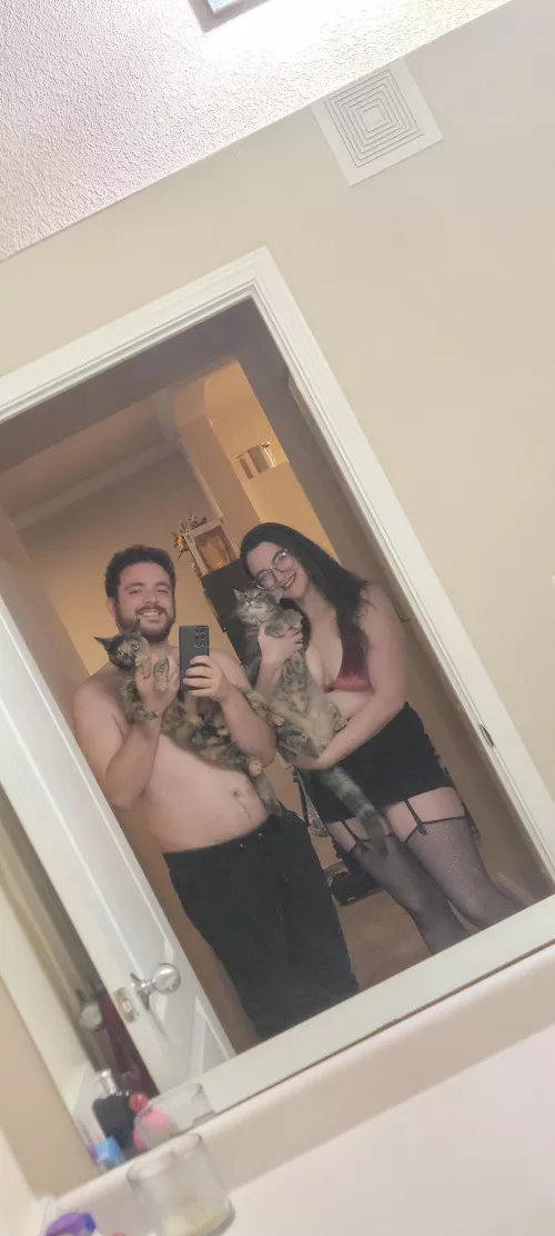 Showing off our bodies and new kitty😈🥰