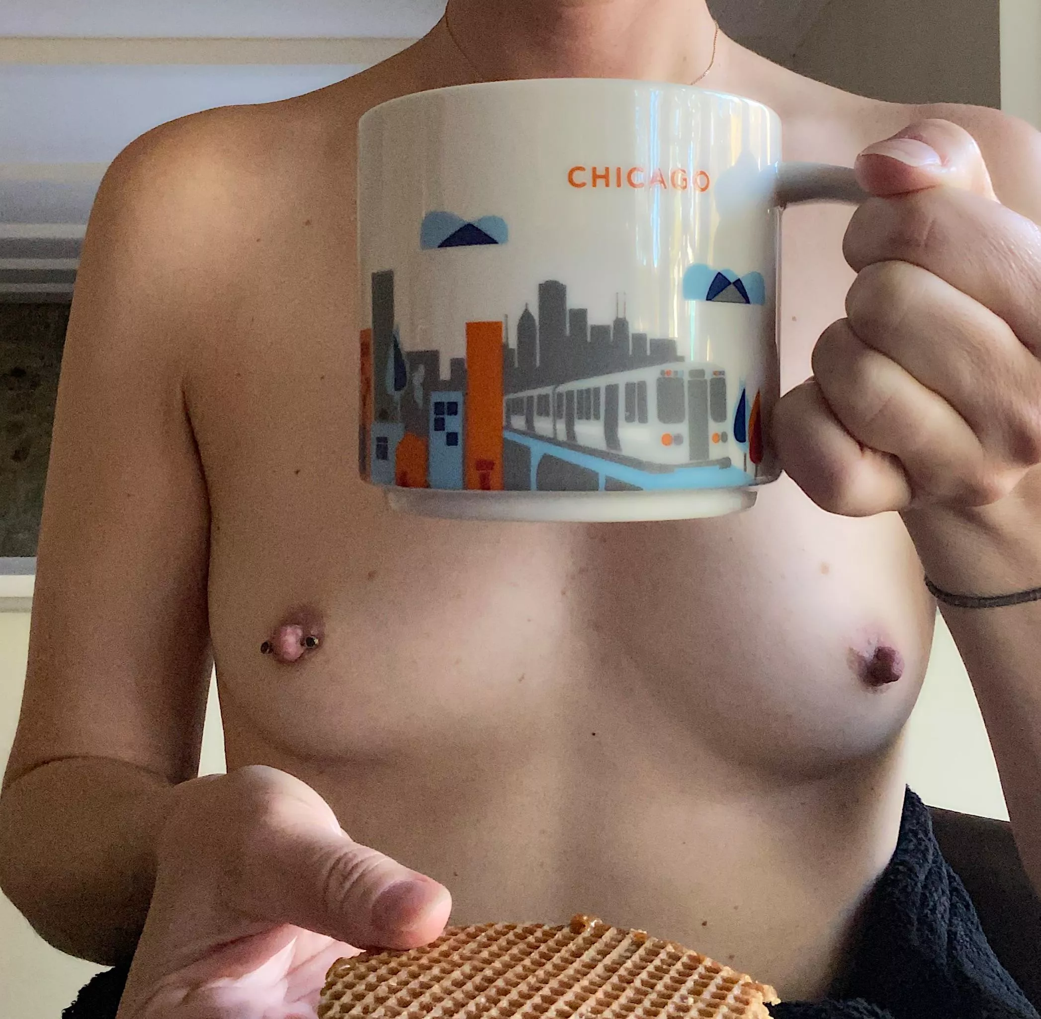Small titties and a cup from the Windy City ☕️