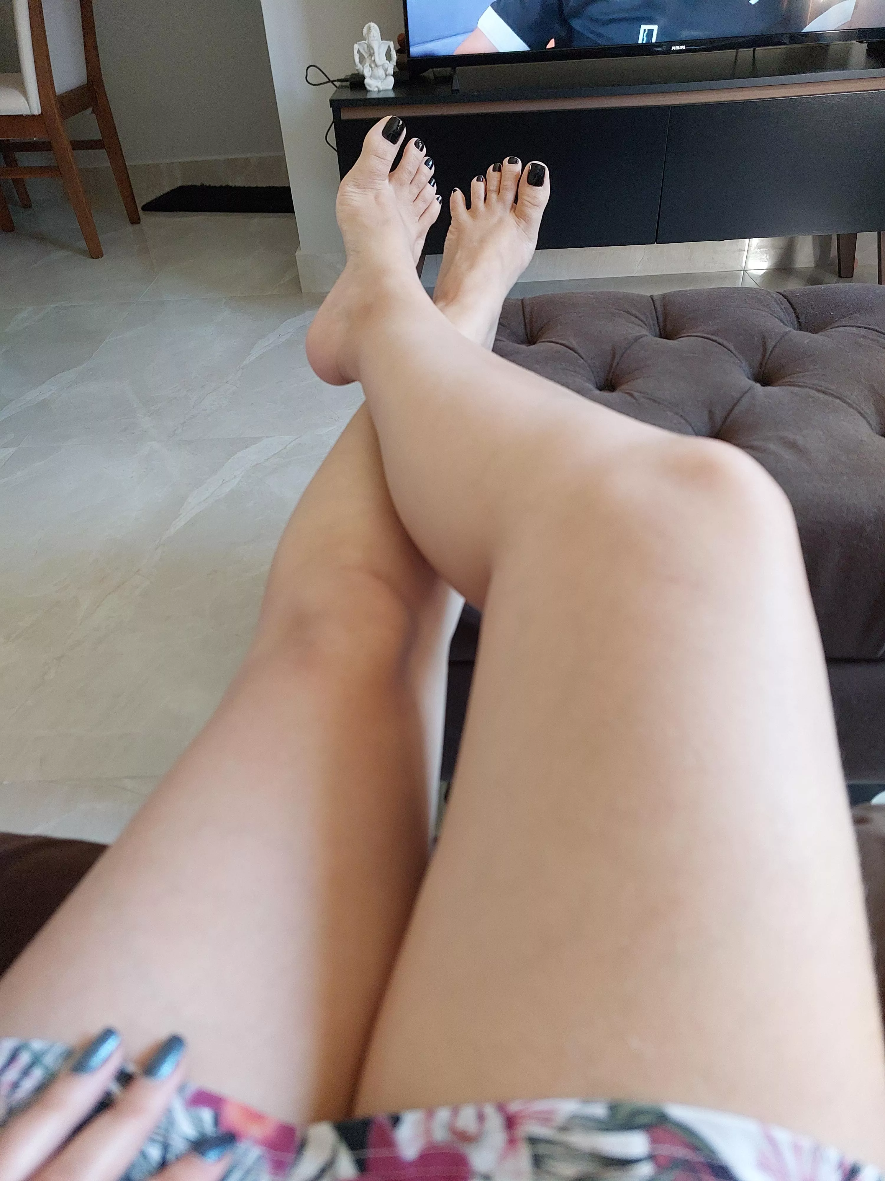 Suck my toes and kiss my legs 