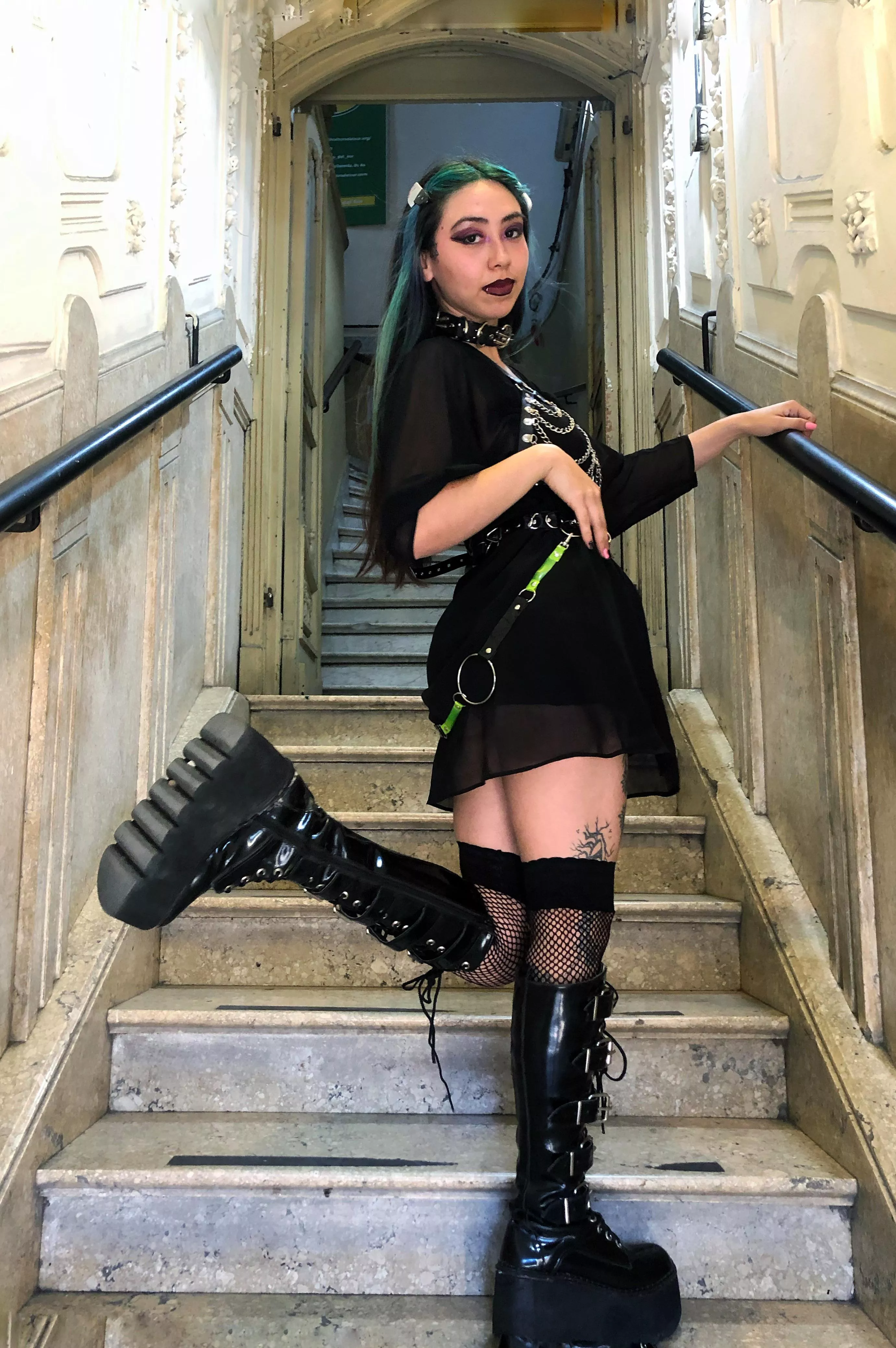 These boots need a tongue to clean them 👅🖤