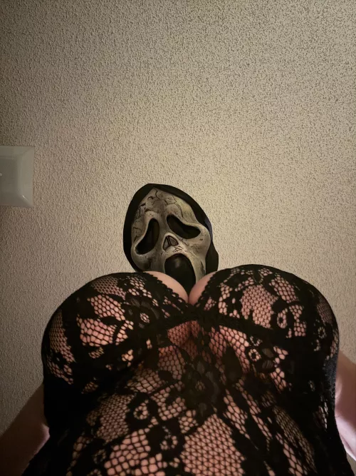 What’s your favorite scary movie? 😈