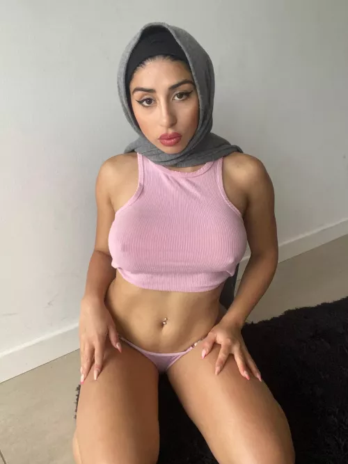 Who wants to dominate a hijabi like me? 🤭