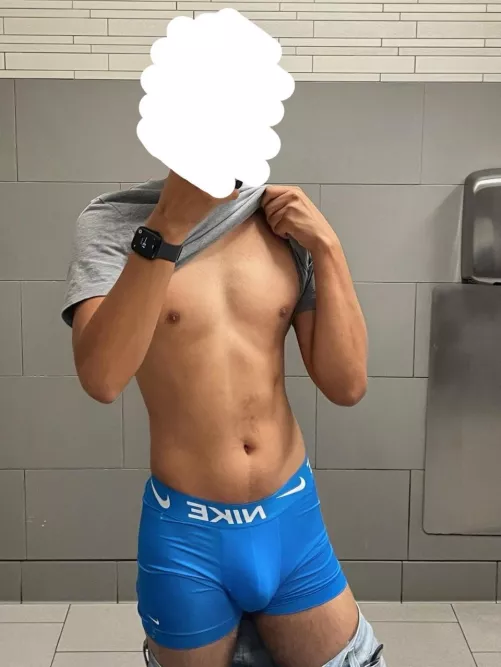 Who wants to meet me in the bathroom stall for a quickie? 🫣