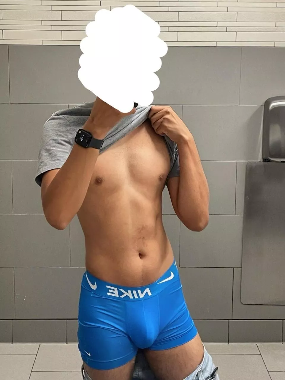 Who wants to meet me in the bathroom stall for a quickie? 🫣