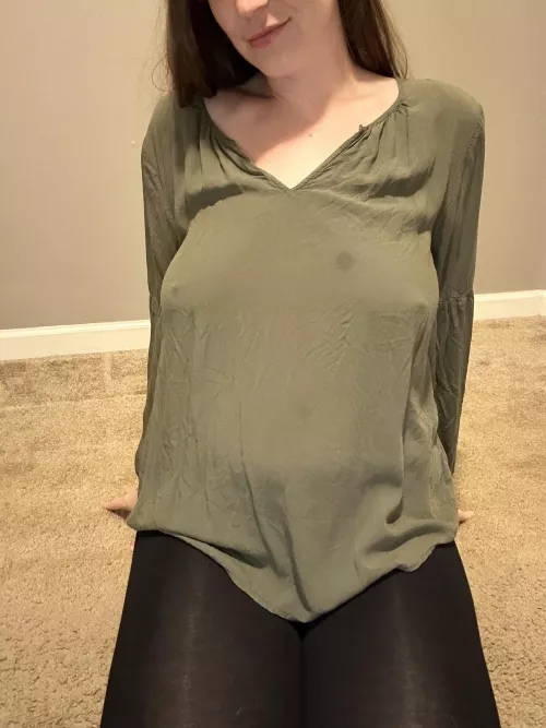 Yeah my shirt is wrinkly, but try and focus on the nips 🤭