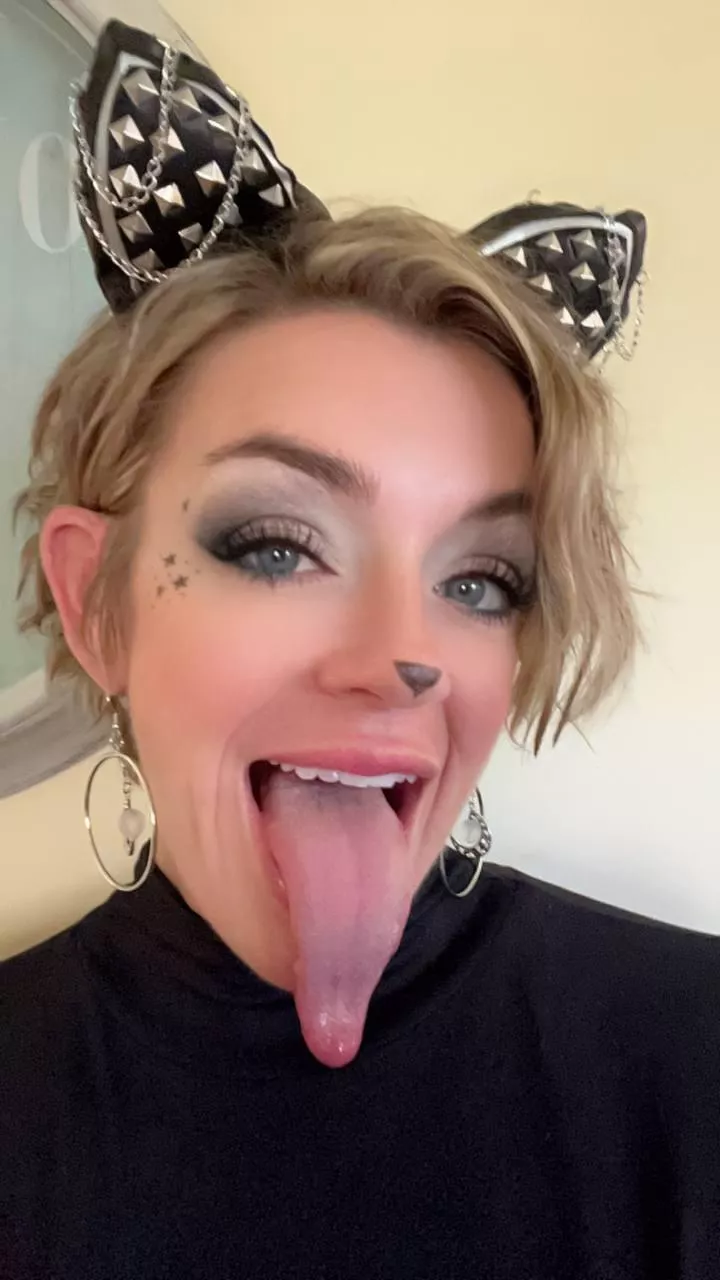 you love this cougar tongue swallowing you whole