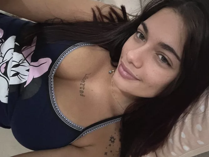 19 [F4M] Hampshire - What's up? Just curious to see who wants to share some fun vibes with me