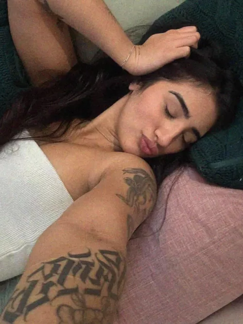 22 [F4M] Hampshire - Home alone and looking for flirty chats