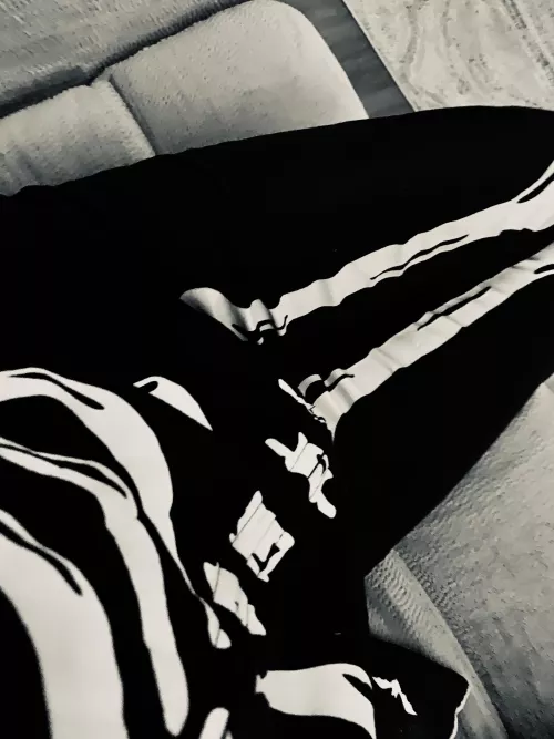 [26 FTM] skeleton onesie and a full diaper at dis Halloween party :3