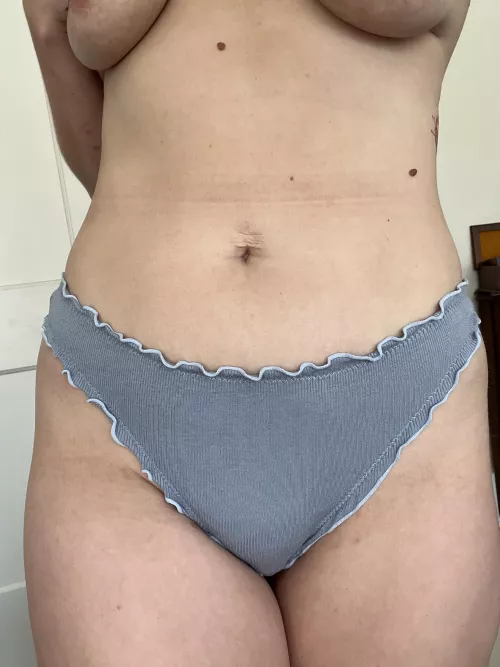 A little underboob for your Titty Tuesday.😛