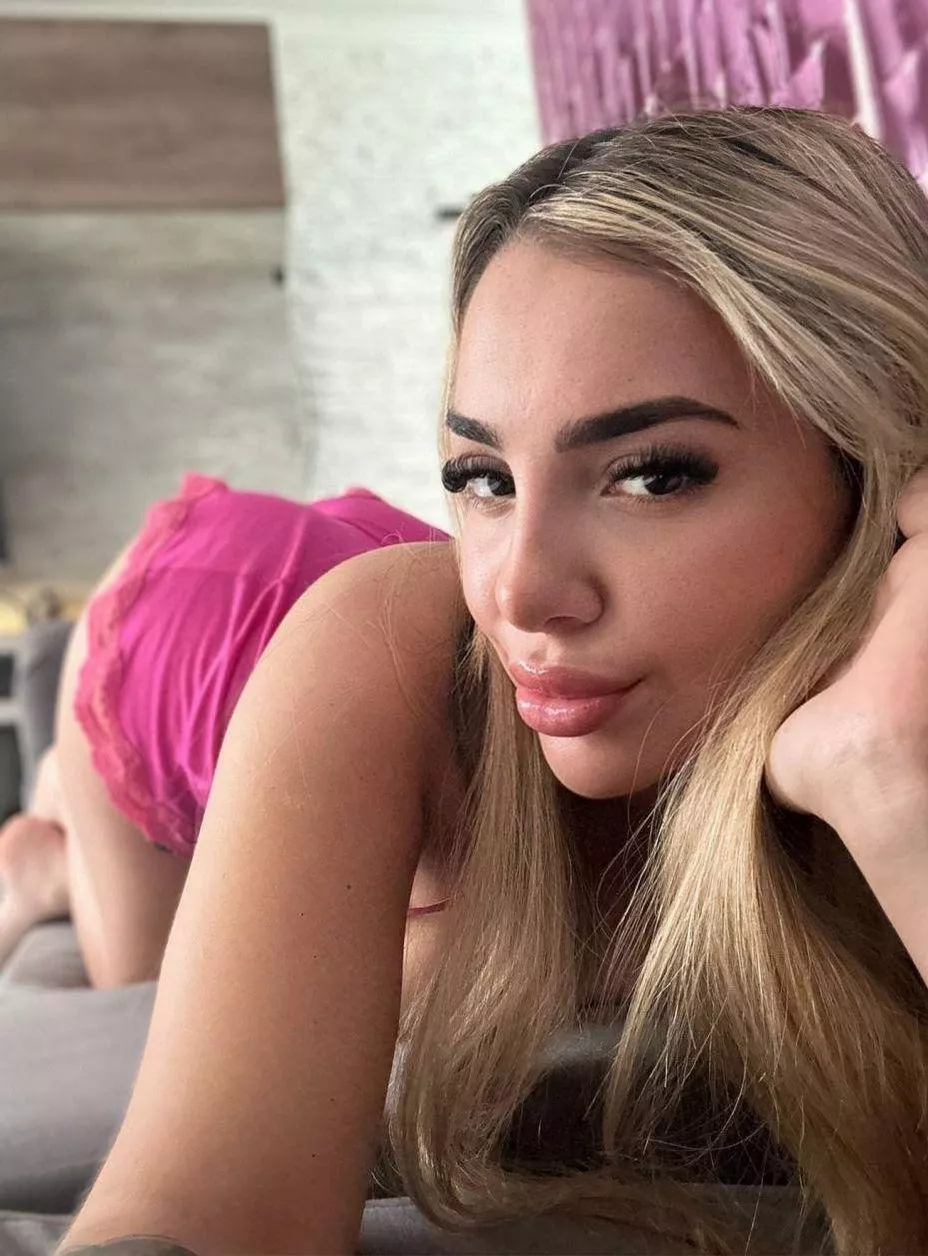 A natural babe! Bonus points if you love me