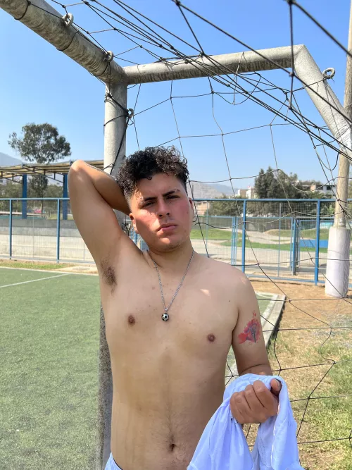 A tongue feels amazing especially when it slides over my armpits haha. Savor this football player