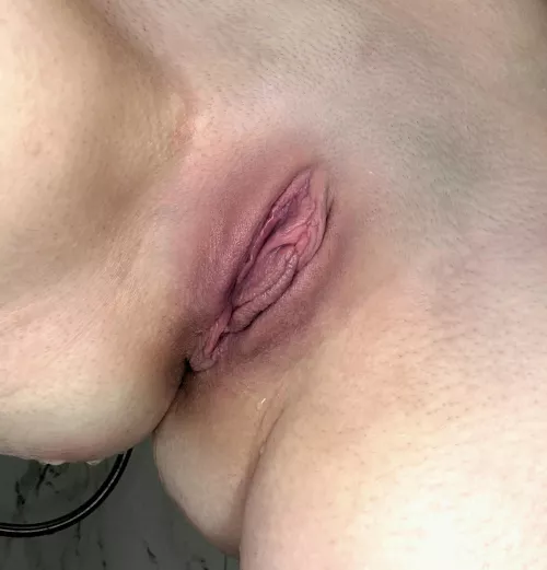 can you smell the odor and the moisture coming from my pussy