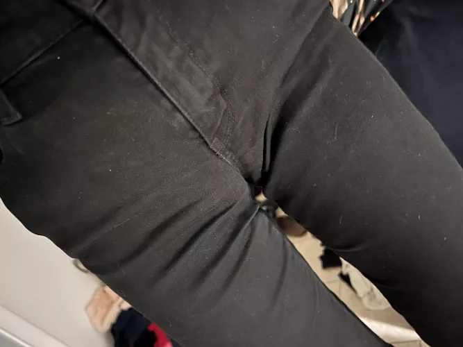 Can’t decide if cameltoe is better in jeans or leggings 