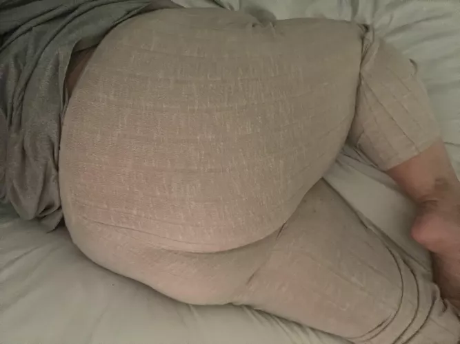 Come hug me from the back, kiss my neck while you wrap your arms around me and spoon me 🖤