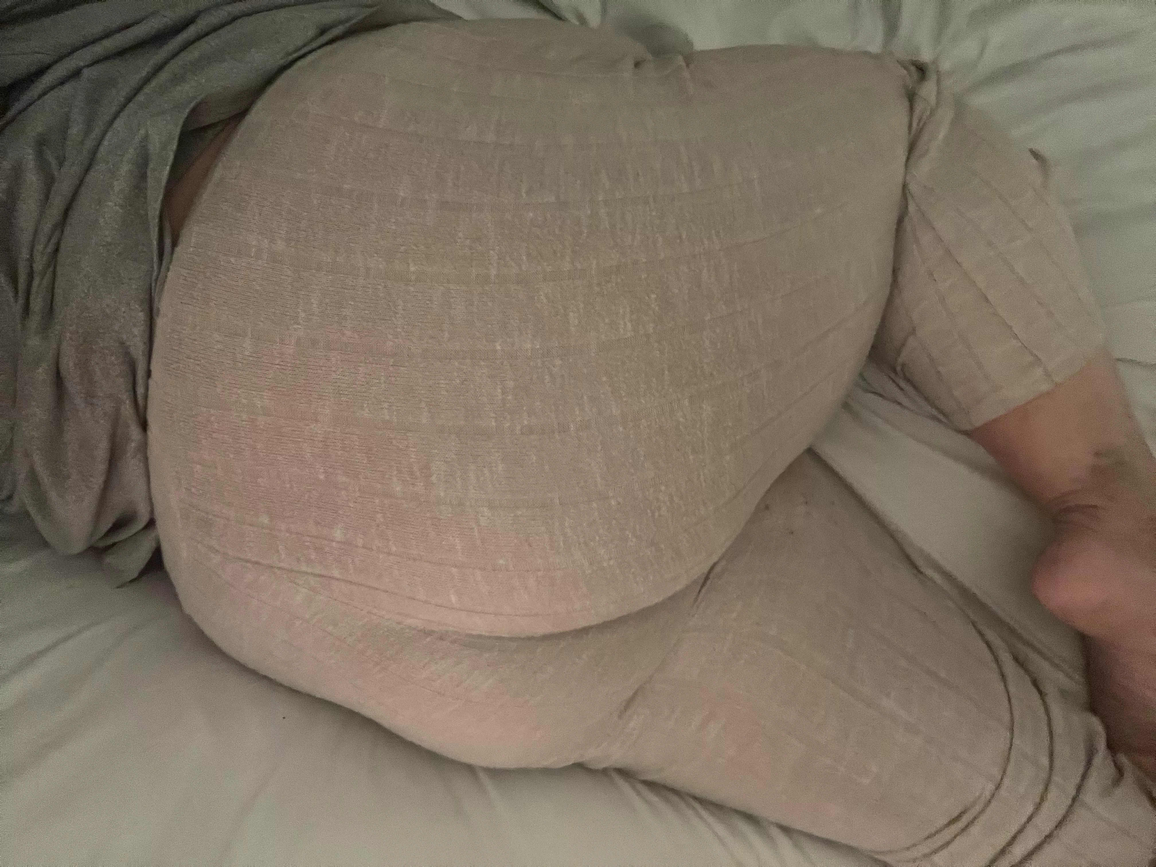 Come hug me from the back, kiss my neck while you wrap your arms around me and spoon me 🖤