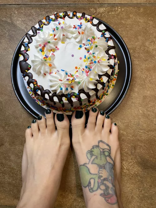 DM me to see what I did to this poor cake 😢