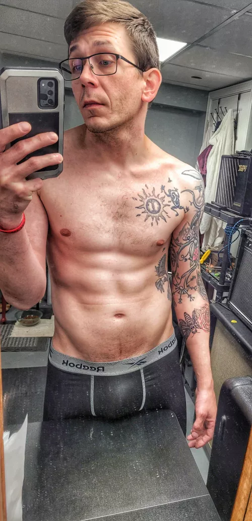 Do you like nerdy guys with tattoos??? 🤓